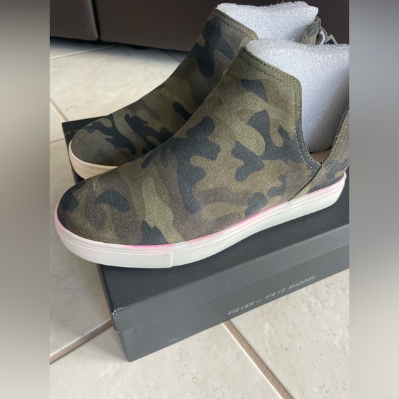 Steve Madden Canares Cut-Out Booties - Picture 8 of 10